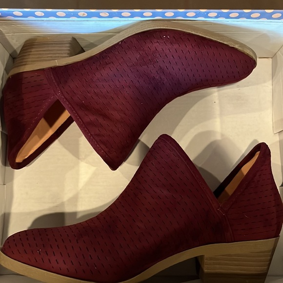 New in box size 7 Wine suede booties - Picture 10 of 11